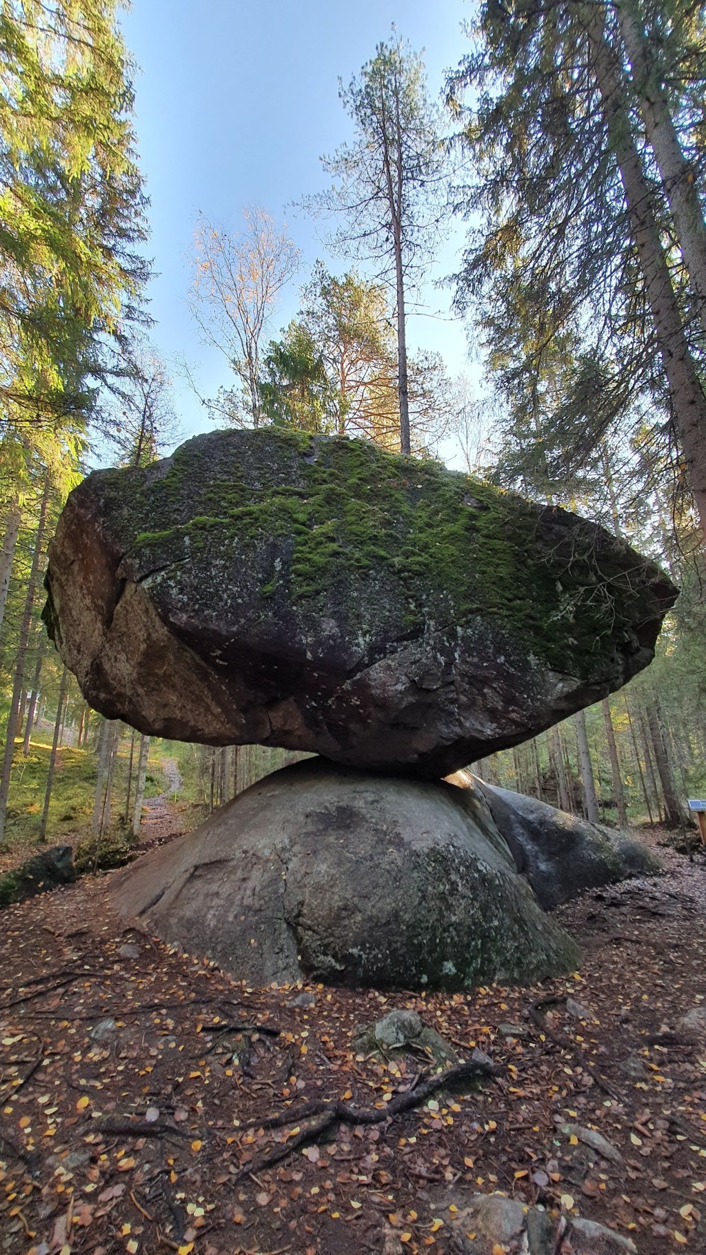 Syksyn road trip Itä-Suomeen: Ruokolahden Kummakiven kuumotukset ja rento yö riippumattoillen Savonlinnan&nbsp;jorpakossa