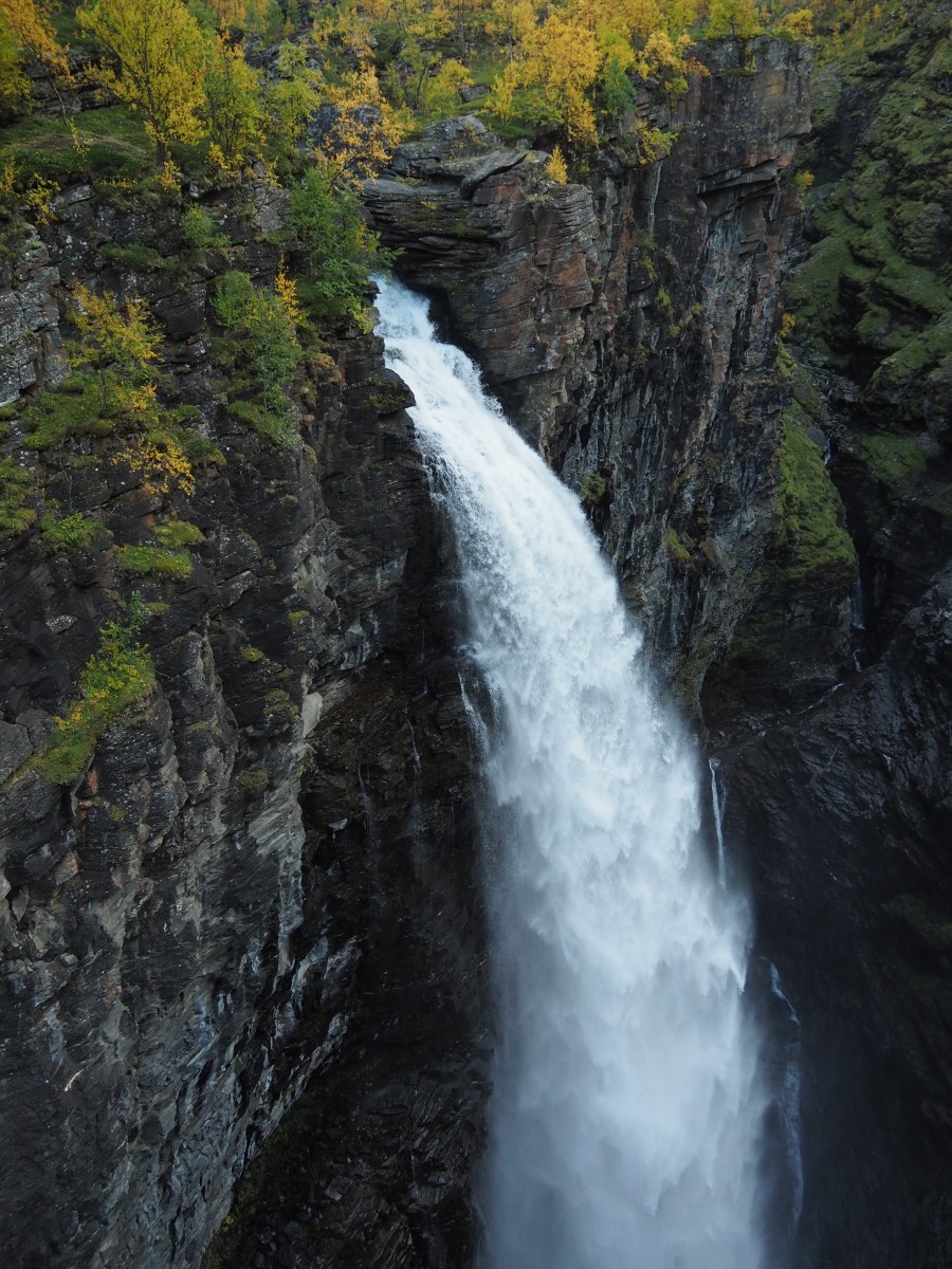 Gorsabrua ja syvyyksiin syöksyvä vesiputous, Birtavarre,&nbsp;Pohjois-Norja